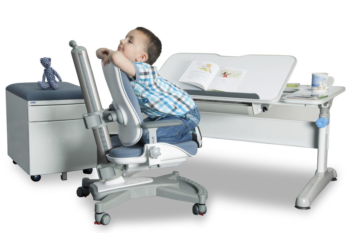 Biurko regulowane i krzesło dla dziecka – jakie wybrać?